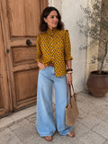 Blusa estampada con cuello fruncido en tono mostaza