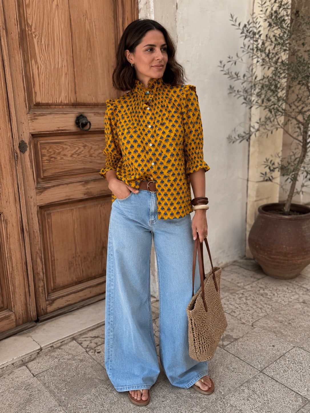 Blusa estampada con cuello fruncido en tono mostaza
